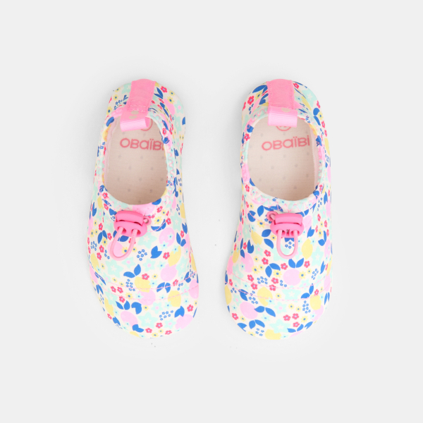 حذاء مائي باللون الوردي للفتيات الصغيرات